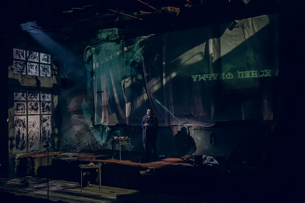 Xavier Gallais dans La Fin de l’homme rouge, mise en scène Emmanuel Meirieu, vidéo Seymour Laval et Emmanuel Meirieu, création aux Gémeaux – scène nationale de Sceaux, 2019. Photo Nicolas Martinez.