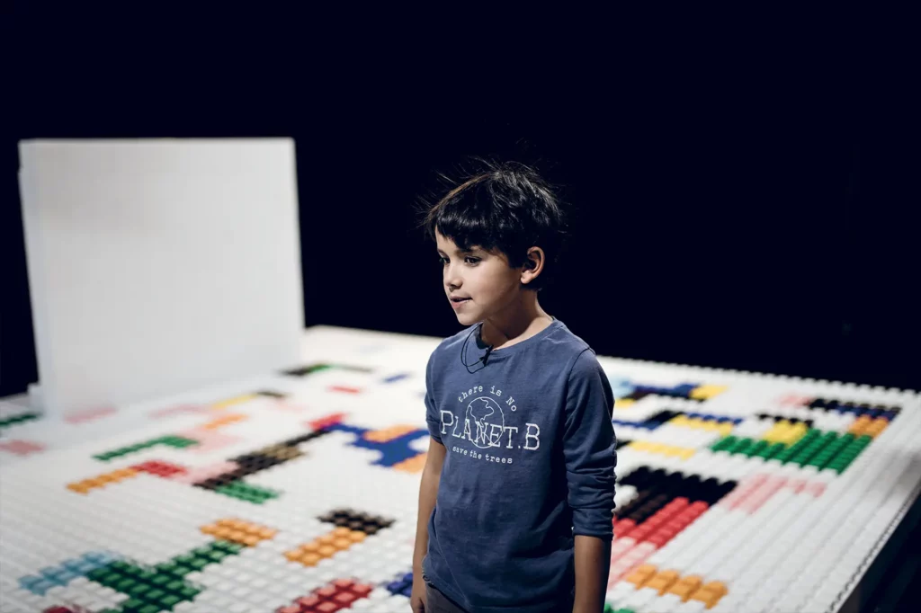 Solal et Swann dans
La Dispute, conception et réalisation Mohamed El Khatib, image Emmanuel Manzano, création au Théâtre de la
Ville – Espace Cardin, 2019. Photos Yohanne Lamoulère/
Tendance Floue.