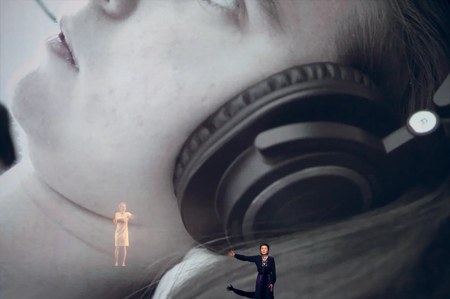 Jule Böwe dans Schatten (Eurydike sagt), mise en scène Katie Mitchell, conception vidéo Ingi Bekk, création à la Schaubühne de Berlin, 2016. Photo Gianmarco Bresadola.