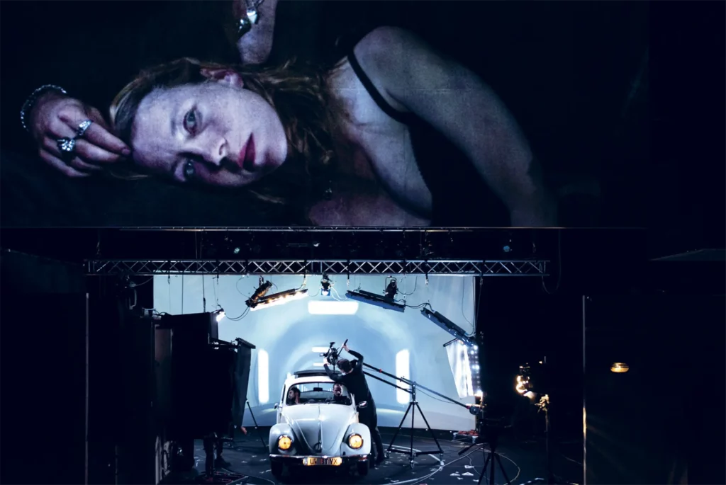 Stéphanie d’Oustrac, Sabine Devieilhe, Fanny Dupont à corriger dans Orphée et Eurydice, mise en scène Romeo Castellucci, réalisatrice Myriam Hoyer, avec Stéphanie d’Oustrac, Sabine Devieilhe, Fanny Dupont, à La Monnaie à
Bruxelles, 2014. Photo Bernd Uhlig, La Monnaie/De Munt.