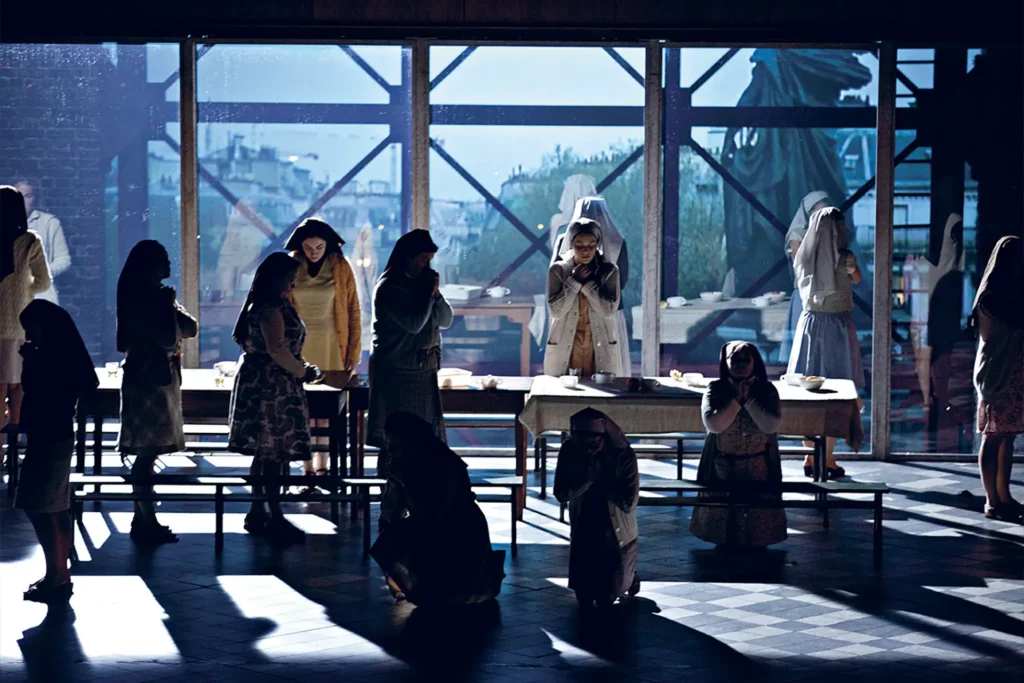 Dialogues des Carmélites, mise en scène et vidéo Christophe Honoré, création à l’Opéra de Lyon, 2013. Photo Jean-Louis Fernandez.