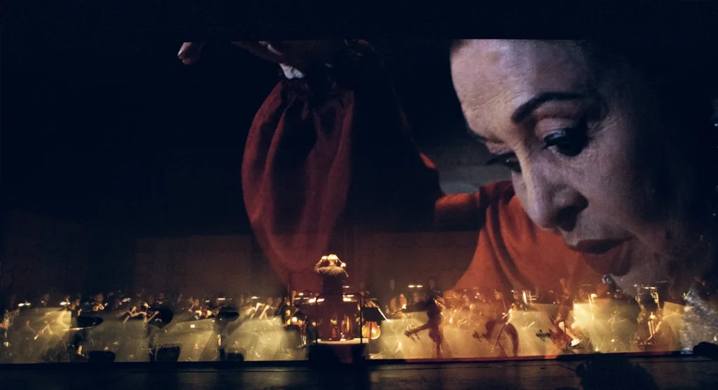 Catherine Malfitano et le chef Daniele Rustioni dans Tosca, mise en scène Christophe Honoré, vidéo Baptiste Klein et Christophe Honoré, création au Festival international d’Art
lyrique d’Aix-en Provence, 2019. Photo Jean-Louis Fernandez.