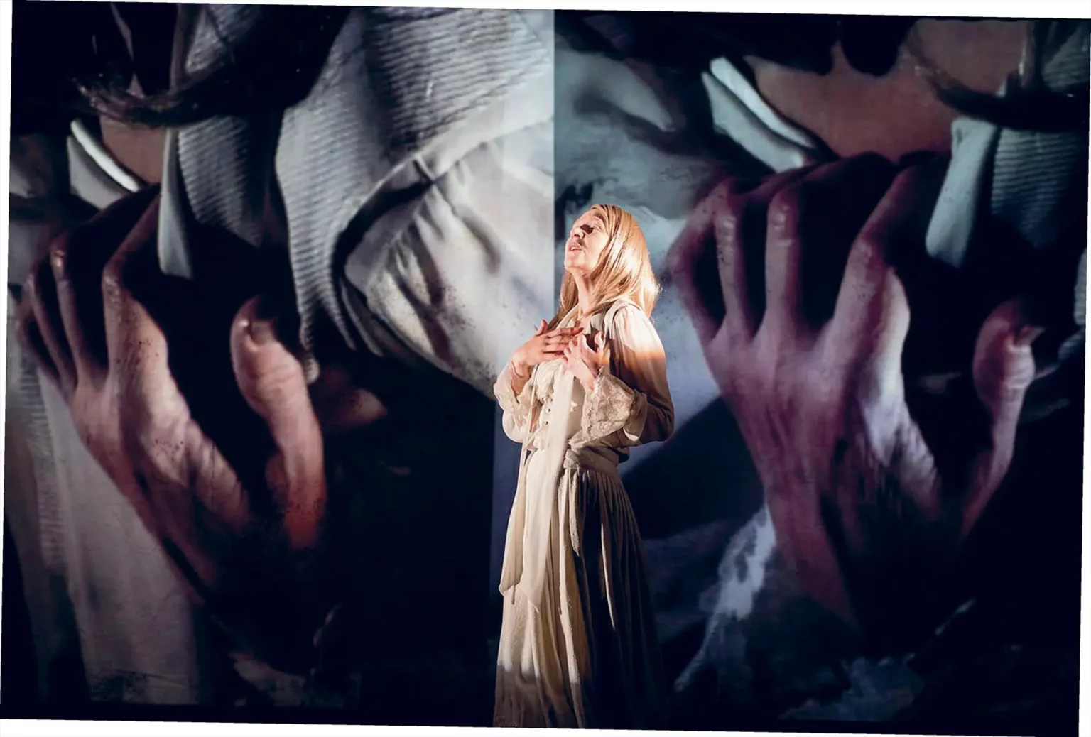 Katelijne Damen dans Orlando, mise en scène Guy Cassiers, vidéo Frederik Jassogne, création au Toneelhuis à Anvers en 2013. Photo Kurt Van der Elst.