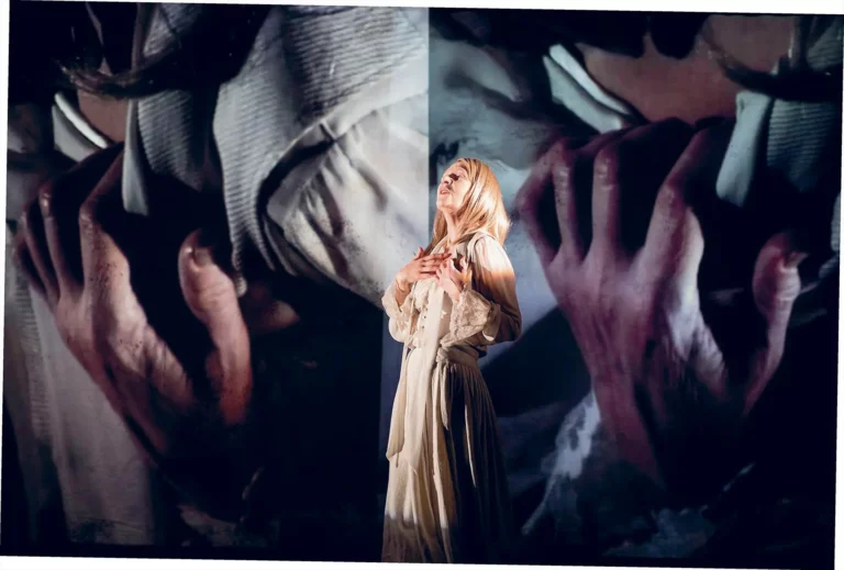 Katelijne Damen dans Orlando, mise en scène Guy Cassiers, vidéo Frederik Jassogne, création au Toneelhuis à Anvers en 2013. Photo Kurt Van der Elst.