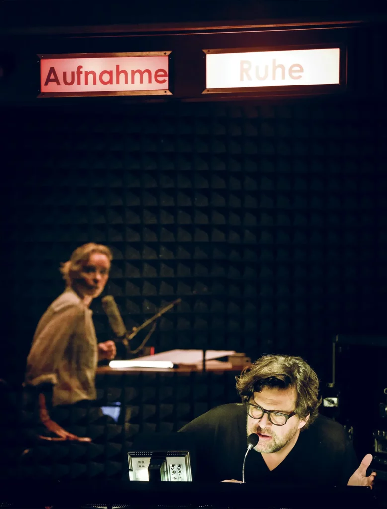 Nina Hoss et Hans-Jochen Wagner dans Retour à Reims (Rückkehr nach Reims), mise en scène Thomas Ostermeier, vidéo Sébastien Dupouey, création à la Schaubühne de Berlin, 2017. Photo Arno Declair.