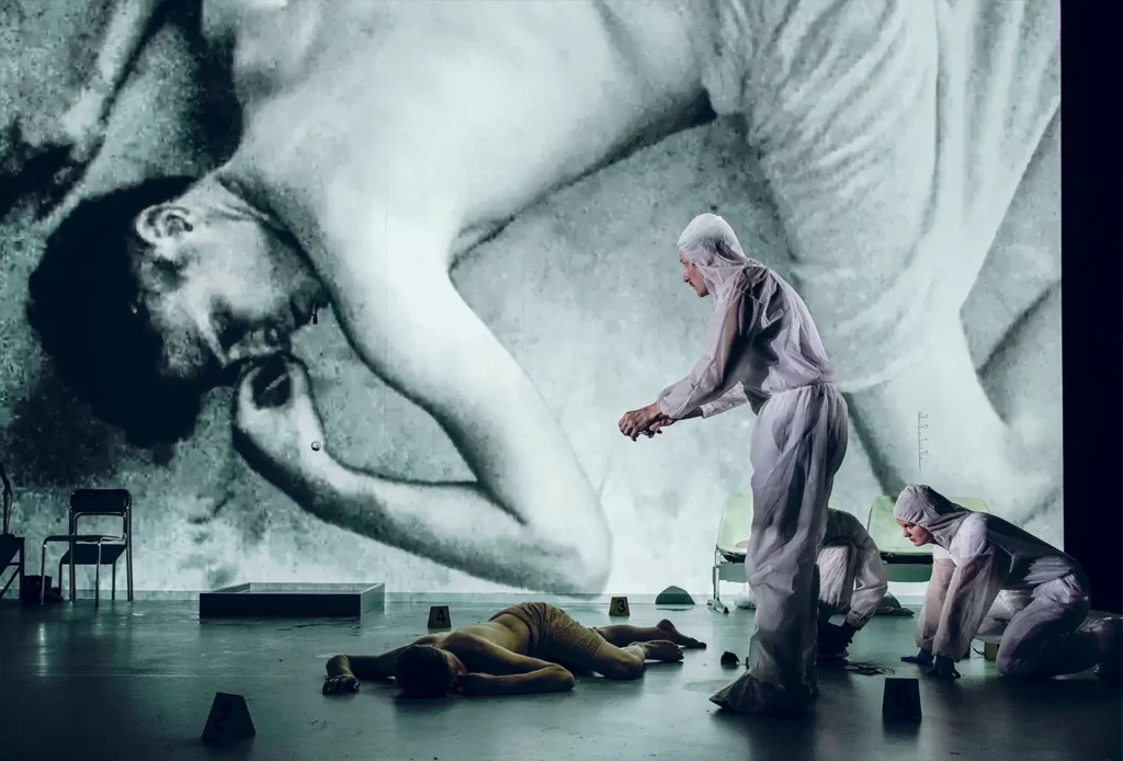 Laurenz Laufenberg, Christophe Gawenda, Renato Schuch, Alina Stiegler, dans Histoire de la violence, mise en scène Thomas Ostermeier, vidéo Sébastien Dupouey, création à la Schaubühne de Berlin, 2018. Photo Arno Declair.