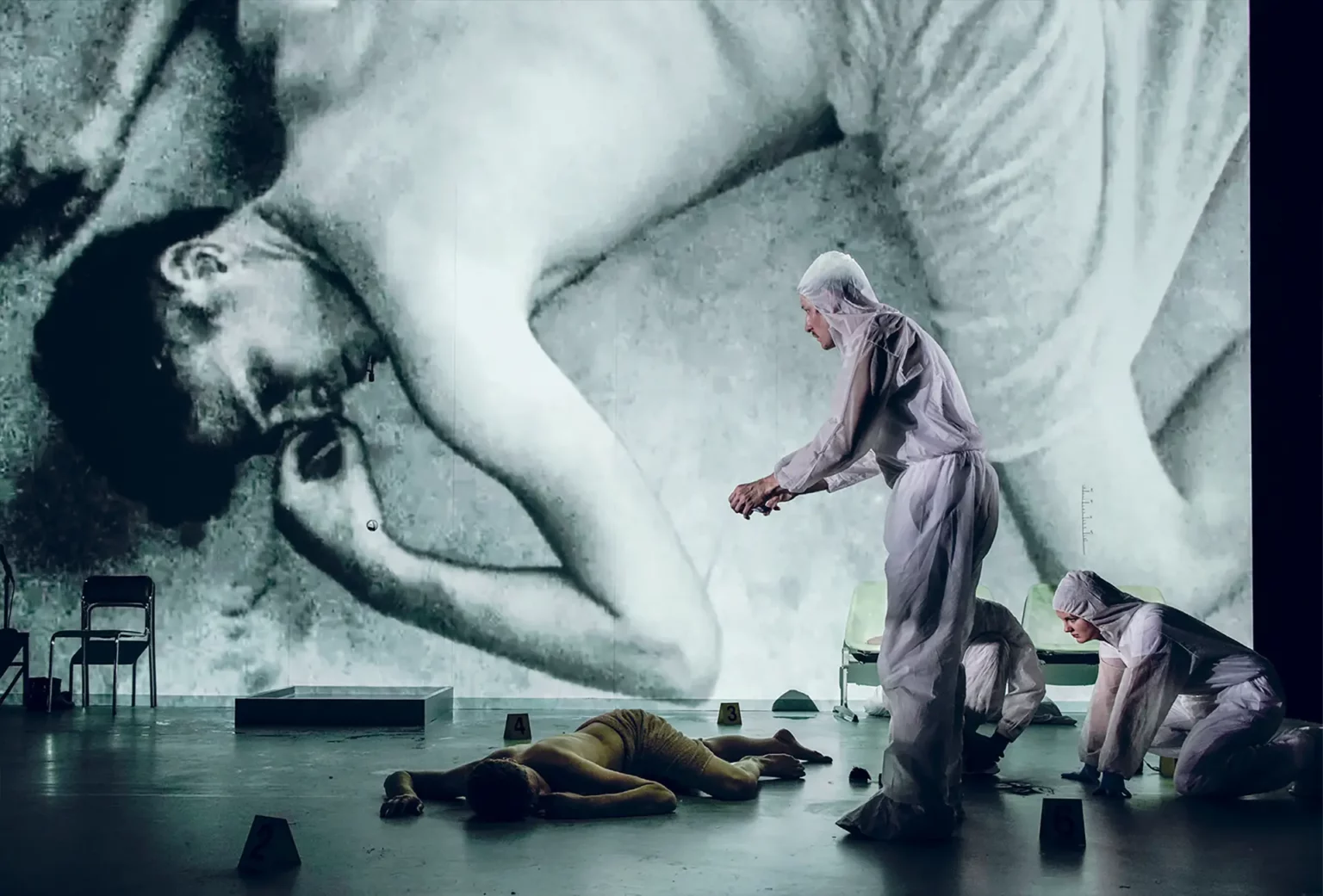 Laurenz Laufenberg, Christophe Gawenda, Renato Schuch, Alina Stiegler, dans Histoire de la violence, mise en scène Thomas Ostermeier, vidéo Sébastien Dupouey, création à la Schaubühne de Berlin, 2018. Photo Arno Declair.