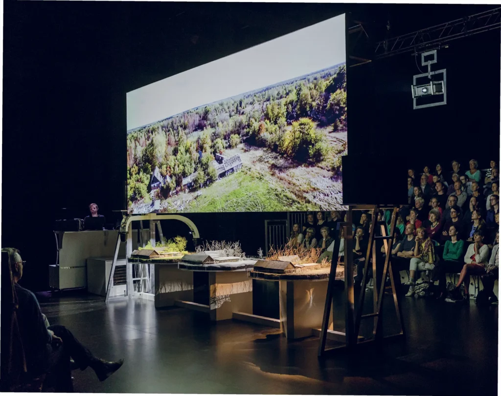Zvizdal, mise en scène Berlin,
au Kunstenfestivaldesarts à Bruxelles, 2016. Photos Frederik Buyckx.