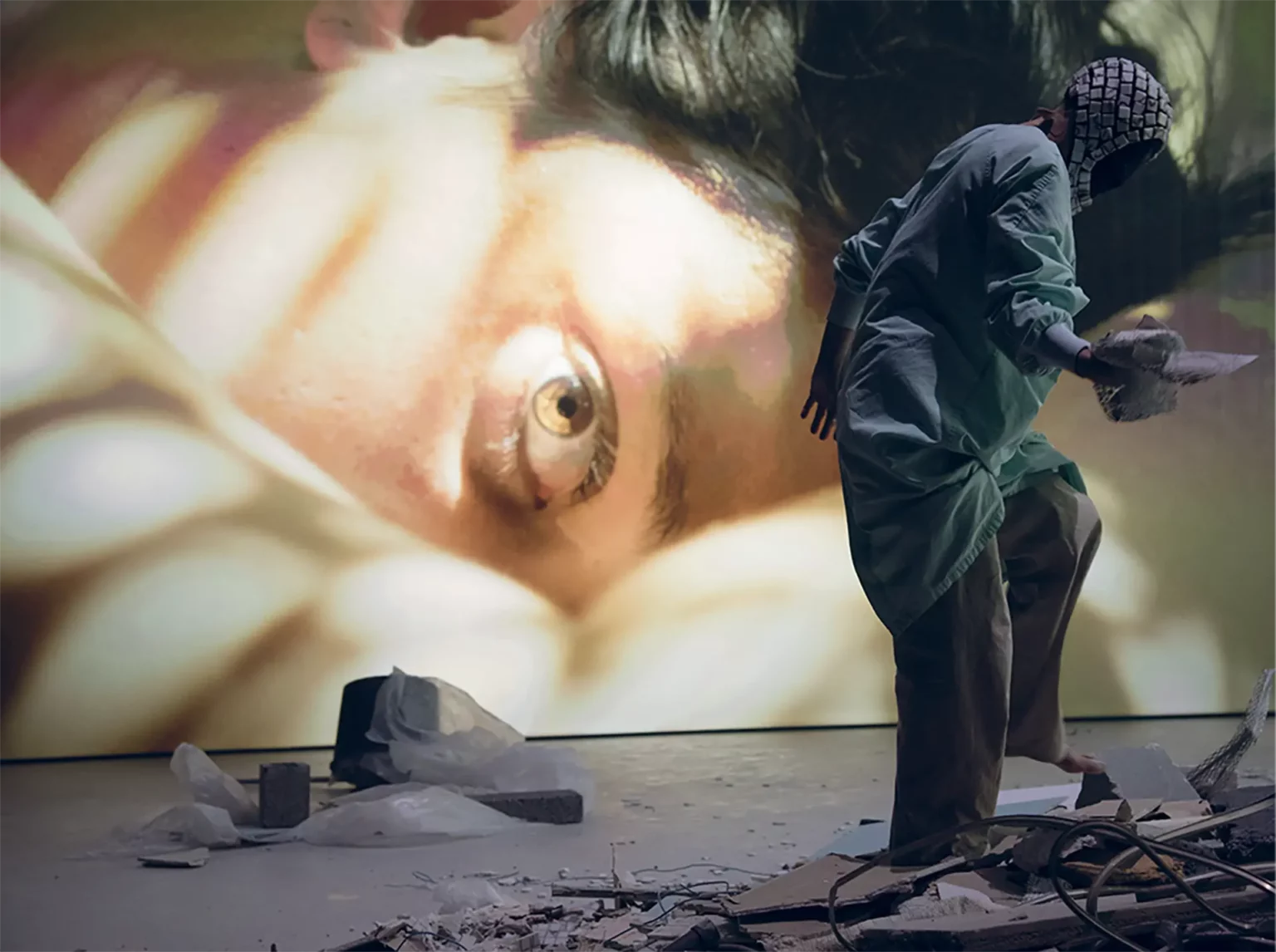 Simone Aughterlony dans Mitra, mise en scène et images Jorge León, aux Halles de Schaerbeek lors du Kunstenfestivaldesarts à Bruxelles, 2018. Photo Bernard Coutant.