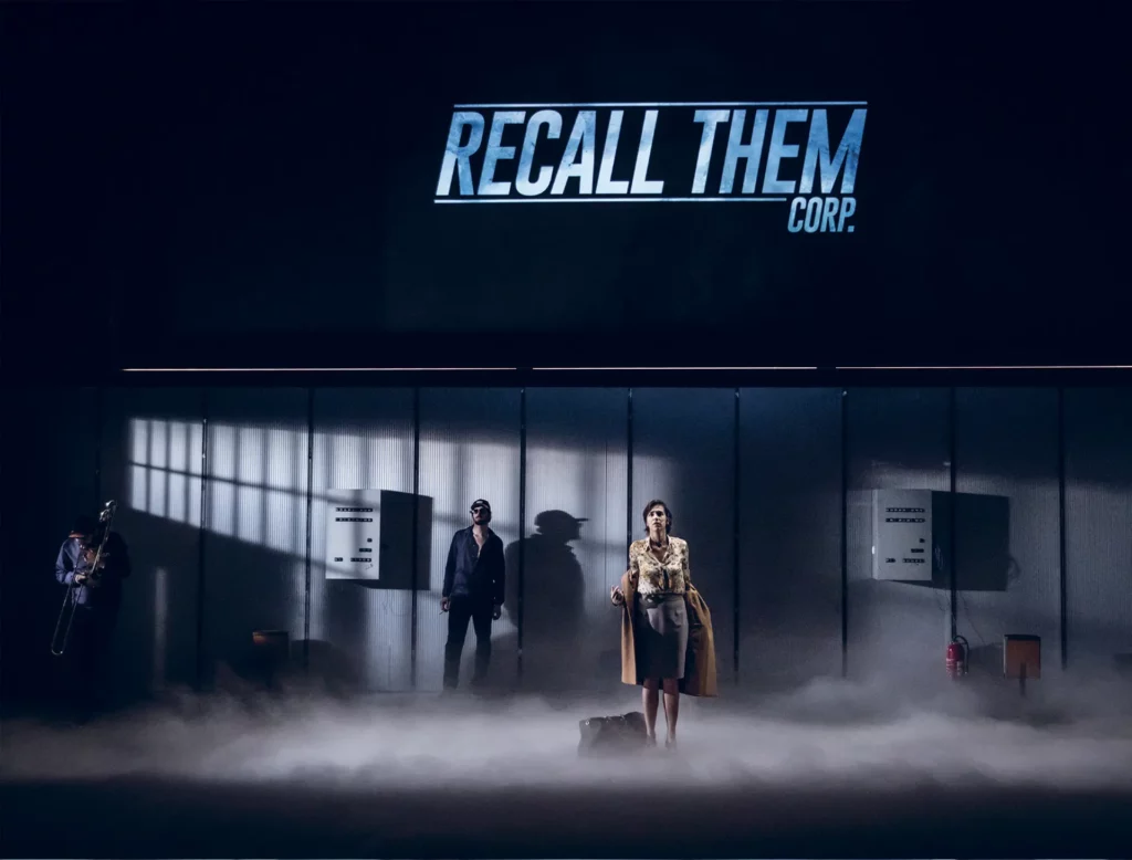 Pierre Marescaux (musicien), Guillaume Bachelé (comédien, musicien et compositeur), Edith Mérieau dans France- fantôme, texte et mise en scène Tiphaine Raffier, vidéo Pierre Martin, création au Théâtre du Nord à Lille, 2017. Photo Simon Gosselin.