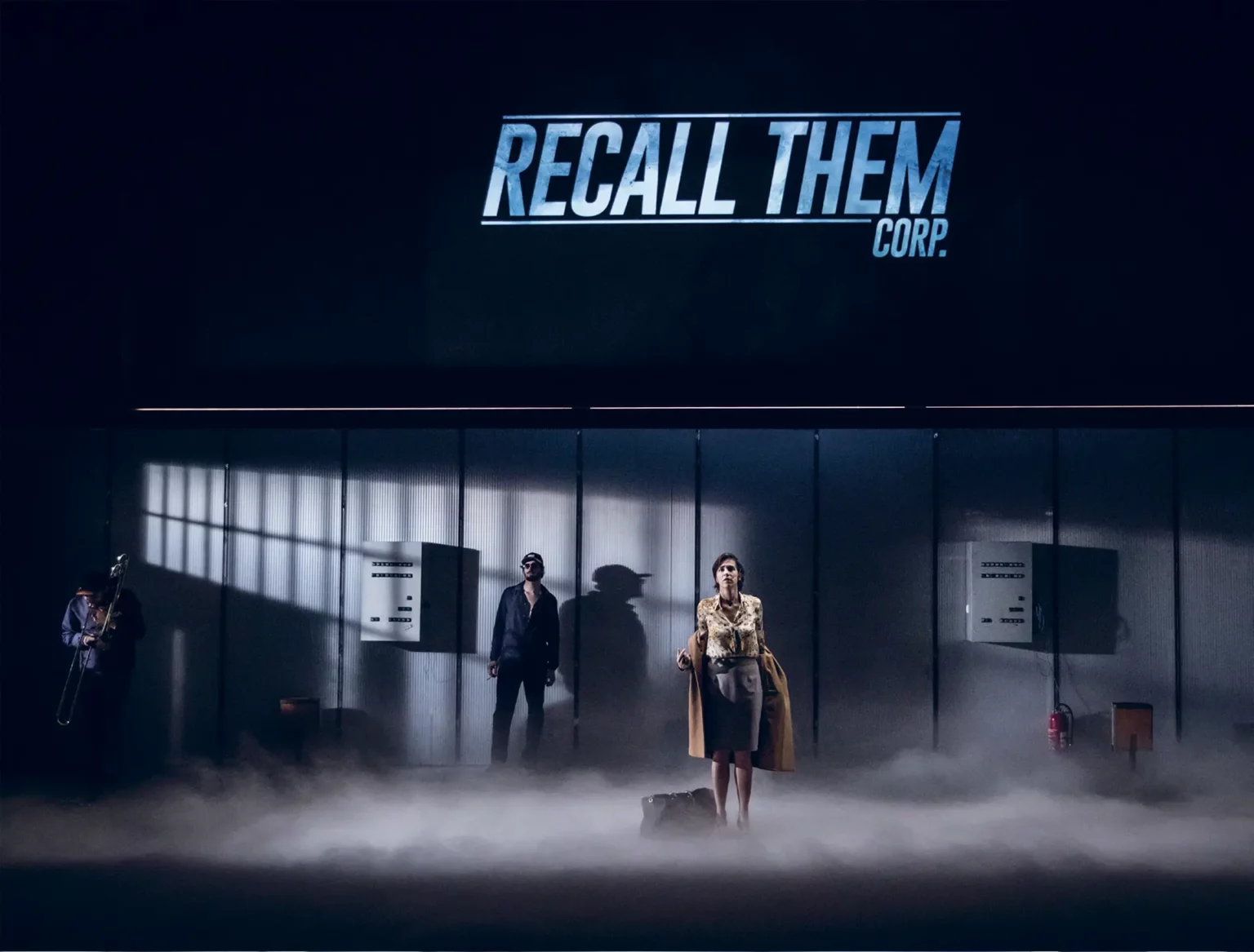 Pierre Marescaux (musicien), Guillaume Bachelé (comédien, musicien et compositeur), Edith Mérieau dans France- fantôme, texte et mise en scène Tiphaine Raffier, vidéo Pierre Martin, création au Théâtre du Nord à Lille, 2017. Photo Simon Gosselin.