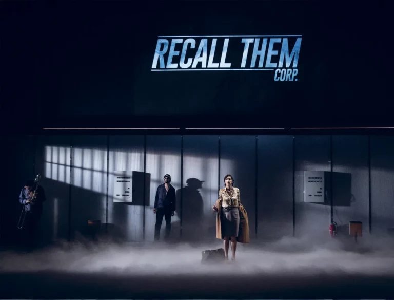 Pierre Marescaux (musicien), Guillaume Bachelé (comédien, musicien et compositeur), Edith Mérieau dans France- fantôme, texte et mise en scène Tiphaine Raffier, vidéo Pierre Martin, création au Théâtre du Nord à Lille, 2017. Photo Simon Gosselin.