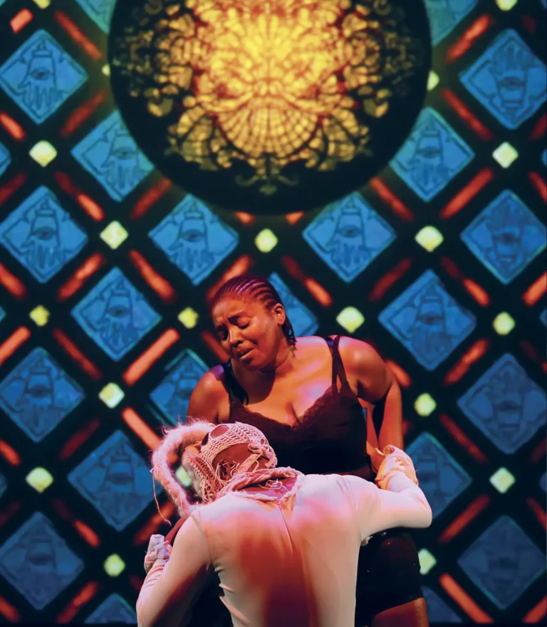 Samson, mise en scène Brett Bailey, Vidéo Kirsti Cumming, création à Stellenboch, Afrique du Sud, 2019. Photo Nardus Engelbrecht.