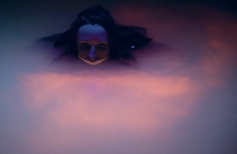 Le Baptême, mise en scène et réalisation Laurent Bazin, création Biennale NEMO, le CENTQUATRE- PARIS, Théâtre de Choisy-le-Roi, 2020. Photo Svend Andersen.