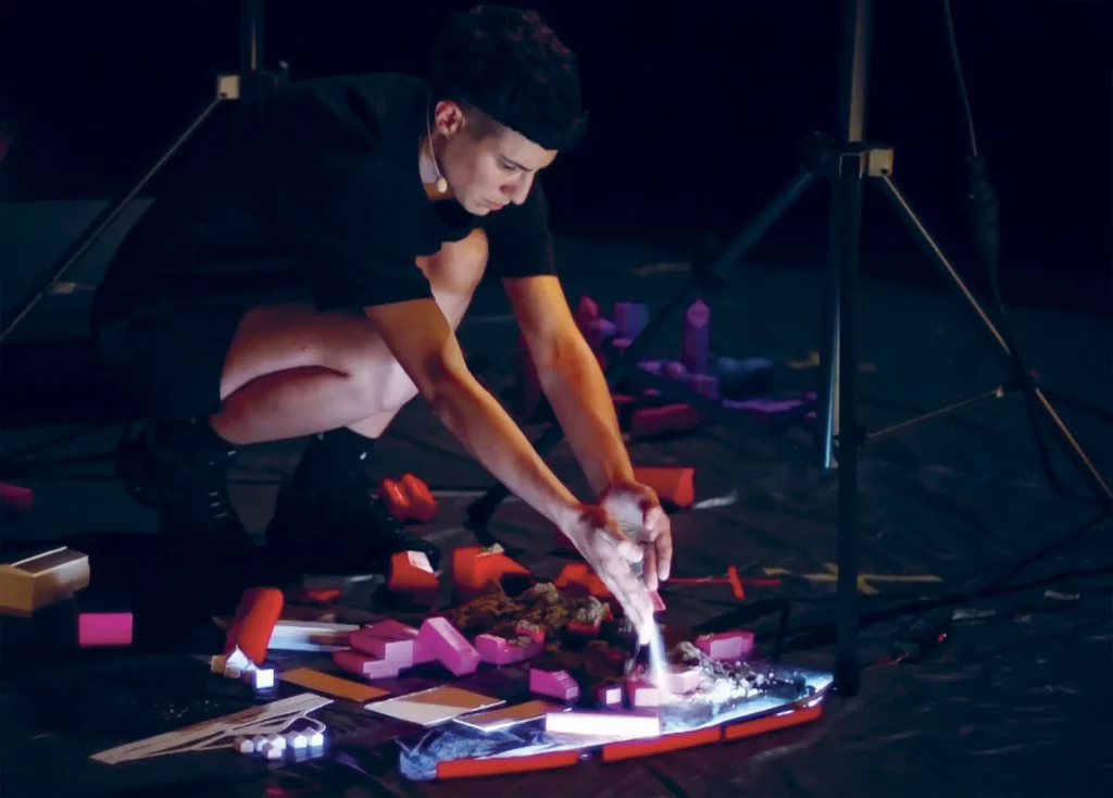 Léa Drouet dans Violences, mise en scène Léa Drouet, création au Centre dramatique national de Nanterre- Amandiers, septembre 2020. Photo Cindy Séchet.