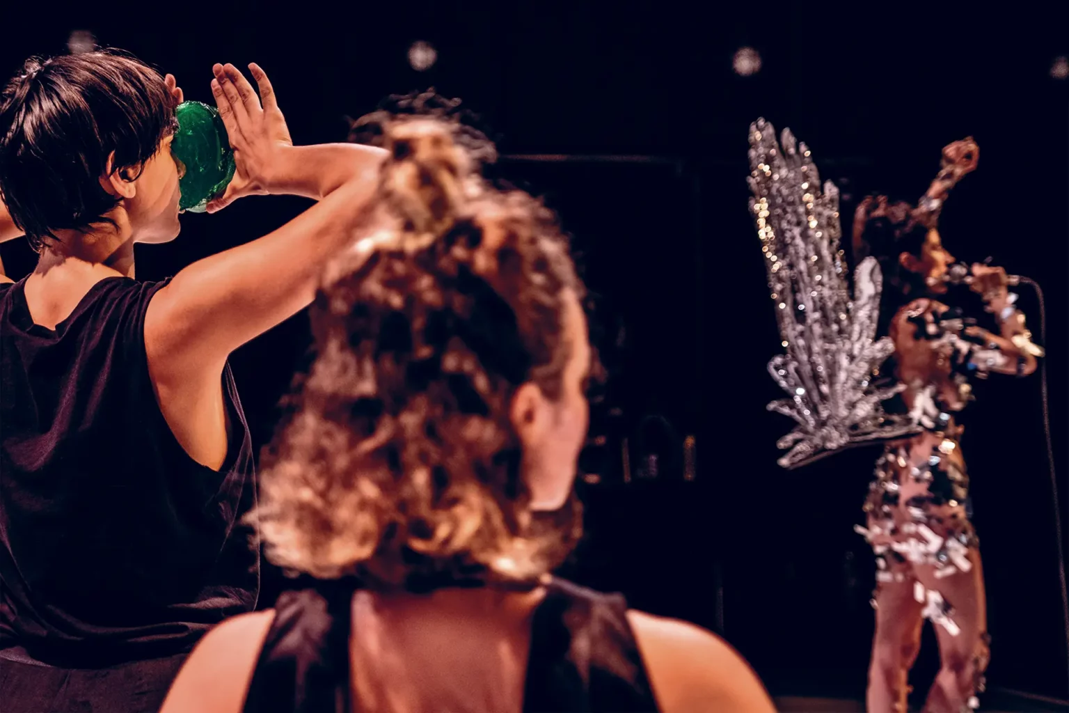 Marta Capaccioli, Élisa Yvelin/Marion Sage et Lara Barsacq dans IDA don’t cry me love, mise en scène Lara Barsacq, création à Charleroi danse – La Raffinerie (Bruxelles), octobre 2019. Photo Stanislav Dobak.