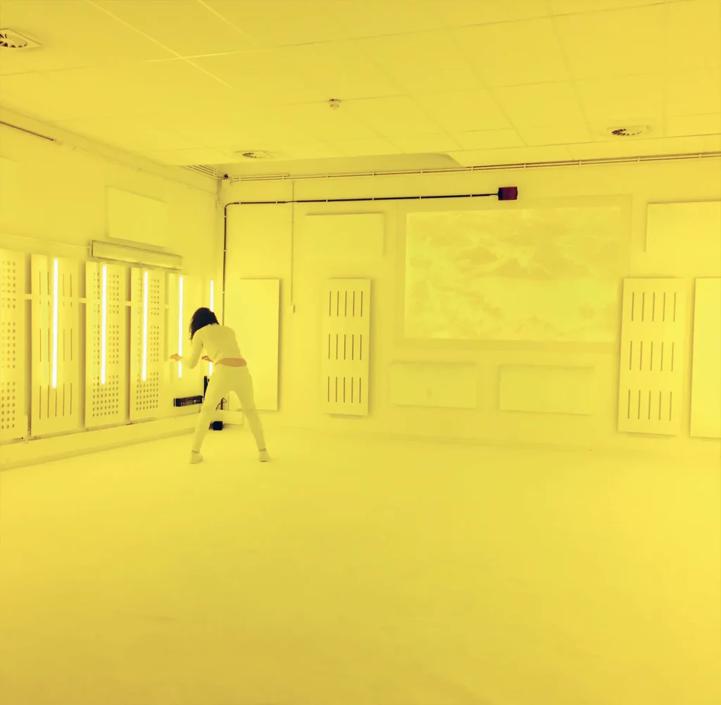 Louise Vanneste dans Une incursion, chorégraphie Louise Vanneste, créé au Festival XS, Théâtre National (Bruxelles), mars 2019. Photo Stéphane Broc.