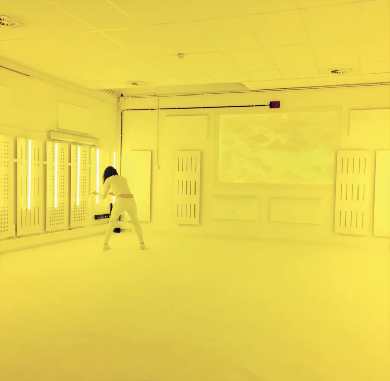 Louise Vanneste dans Une incursion, chorégraphie Louise Vanneste, créé au Festival XS, Théâtre National (Bruxelles), mars 2019. Photo Stéphane Broc.