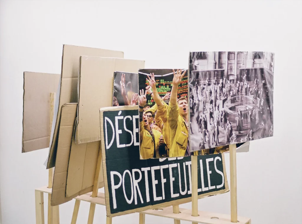 Cabinet de curiosités économiques, performance du Laboratoire sauvage de recherches expérimentales Désorceler la finance, exposition à l’ERG galerie (Bruxelles), février 2019. Photo Anna Muchin.
