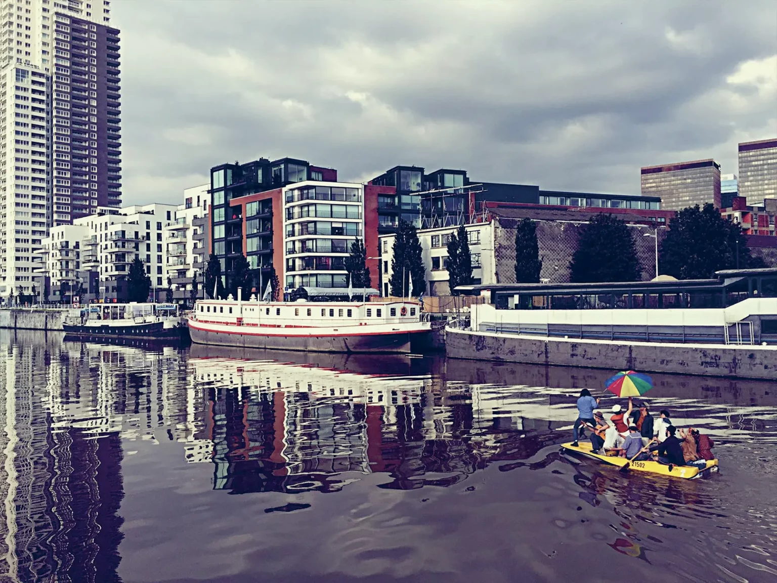 Alco Degurutieni, Matthieu Ha, Simon Bollet, Kwande Park, Maxime Dardeau, Émelie, Louis Neuville, Théophile Roux et Jacques-Janvier (le chien) dans l’événement performatif « Le Lac op de boot», en collaboration avec le Boot Tenace dans le cadre des concerts sauvages du lac. Canal Charleroi- Bruxelles, Bruxelles, juin 2016. Photo Caroline Scheyven.