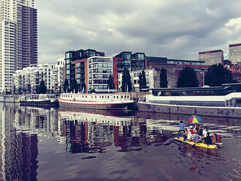 Alco Degurutieni, Matthieu Ha, Simon Bollet, Kwande Park, Maxime Dardeau, Émelie, Louis Neuville, Théophile Roux et Jacques-Janvier (le chien) dans l’événement performatif « Le Lac op de boot», en collaboration avec le Boot Tenace dans le cadre des concerts sauvages du lac. Canal Charleroi- Bruxelles, Bruxelles, juin 2016. Photo Caroline Scheyven.