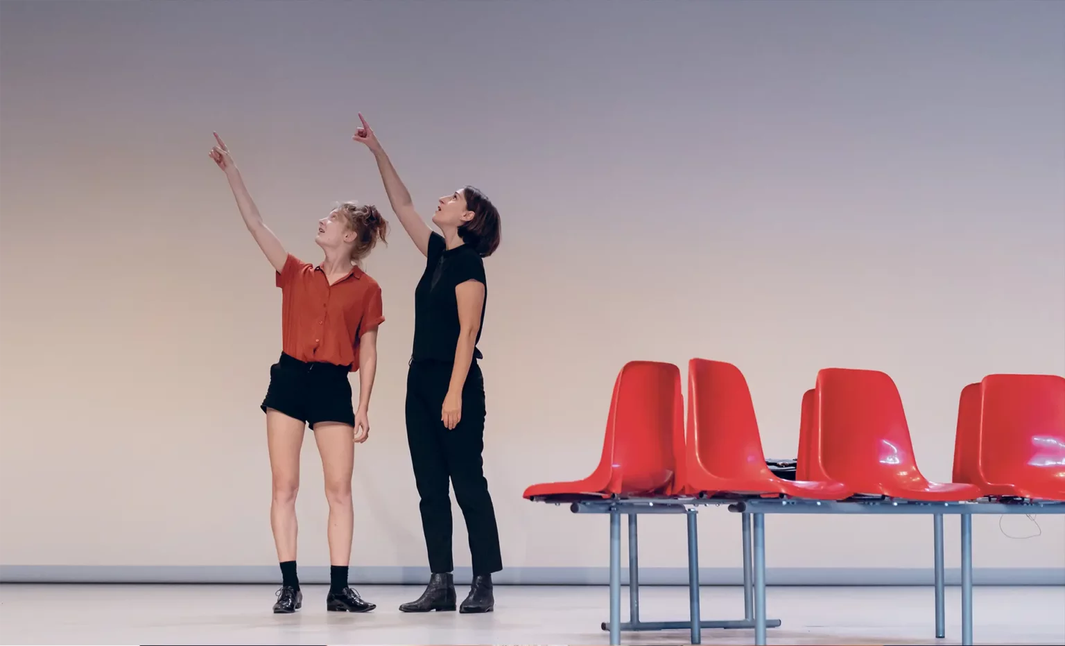 Ninon Borseï et Florence Minder dans Faire quelque chose (C’est le faire, non ?), mise en scène Florence Minder, création à Mars – Mons arts de la scène (Mons), septembre 2020. Photo Hubert Amiel.