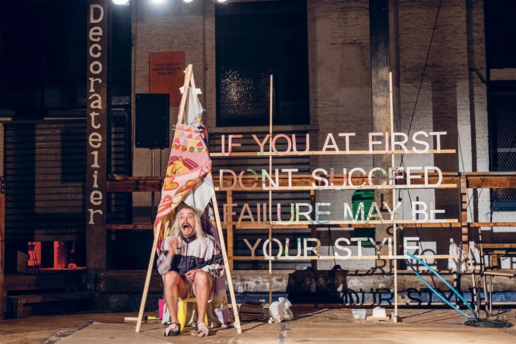 Micha Goldberg et Rosie Sommers dans Ne mosquito pas 14, mise en scène Collectif Ne Mosquito pas, création à Decoratelier (Bruxelles), septembre 2020. Photo Norma Prendergast.