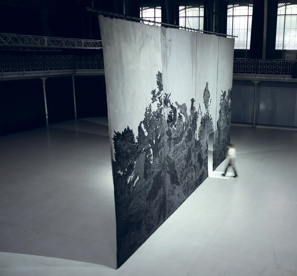 Monolithe (décor d’atla, chorégraphie Louise Vanneste), tapisserie d’Élise Peroi, Kunstenfestivaldesarts (Bruxelles), mai 2019.
Photo Thomas Jean Henri.