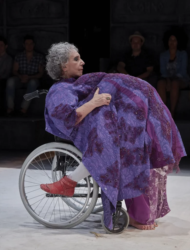 Maria Alice Vergueiro et Caroline Splendore dans Why the horse?, Grupo Pândega, São Paulo, 2017. Photo : Fábio Furtado.