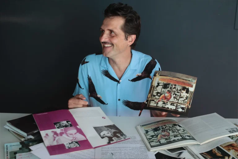 Sergio Siviero et ses archives pendant l’entretien réalisé le 15 janvier 2021 à São João del-Rei, Minas Gerais. Photo : Priscila Natany.