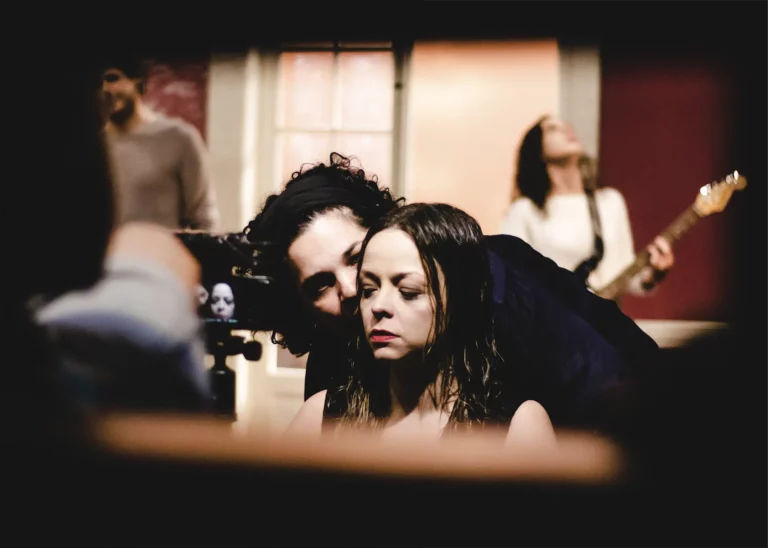 Isabel Teixeira et Stella Rabello dans What if They Went to Moscow?, Christiane Jatahy, Rio de Janeiro : Espaço SESC, 2014. Photo : Marcelo Lipiani.