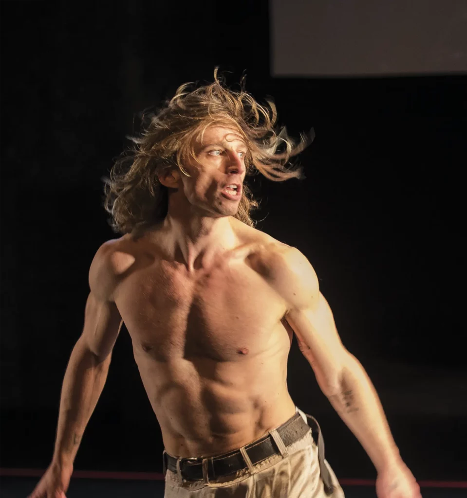 Vincent Clavaquera en répétition pour Après les Troyennes, Claudio Bernardo, Bruxelles : Théâtre Varia, 2021. Photo : Pierre Ghyssens.