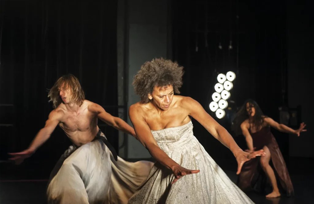 Vincent Clavaquera, Fatou Traoré et Gabriela Iacono en répétition pour Après les Troyennes, Claudio Bernardo, Bruxelles : Théâtre Varia, 2021. Photo : Pierre Ghyssens.