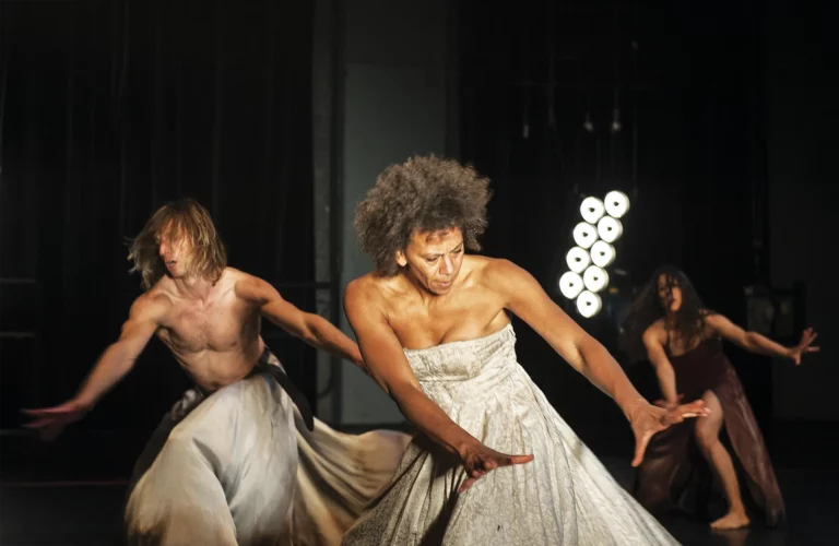 Vincent Clavaquera, Fatou Traoré et Gabriela Iacono en répétition pour Après les Troyennes, Claudio Bernardo, Bruxelles : Théâtre Varia, 2021. Photo : Pierre Ghyssens.