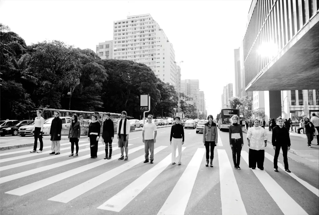 São Paulo através do espelho, intervention et performance urbaine, Coletivo Teatro Dodecafônico, São Paulo : Avenida Paulista, 2012. Photo : Cacá Bernardes.
