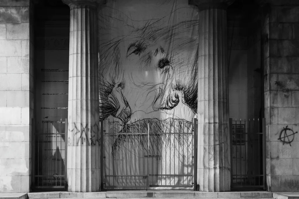 Drapeau affichant Minha Mãe morrendo de la Série trágica de Flávio de Carvalho (nº 7, 1947) dans Marcha à Ré, Teatro da Vertigem, São Paulo : Avenida Paulista, 2020. Photo : Matheus José Maria.