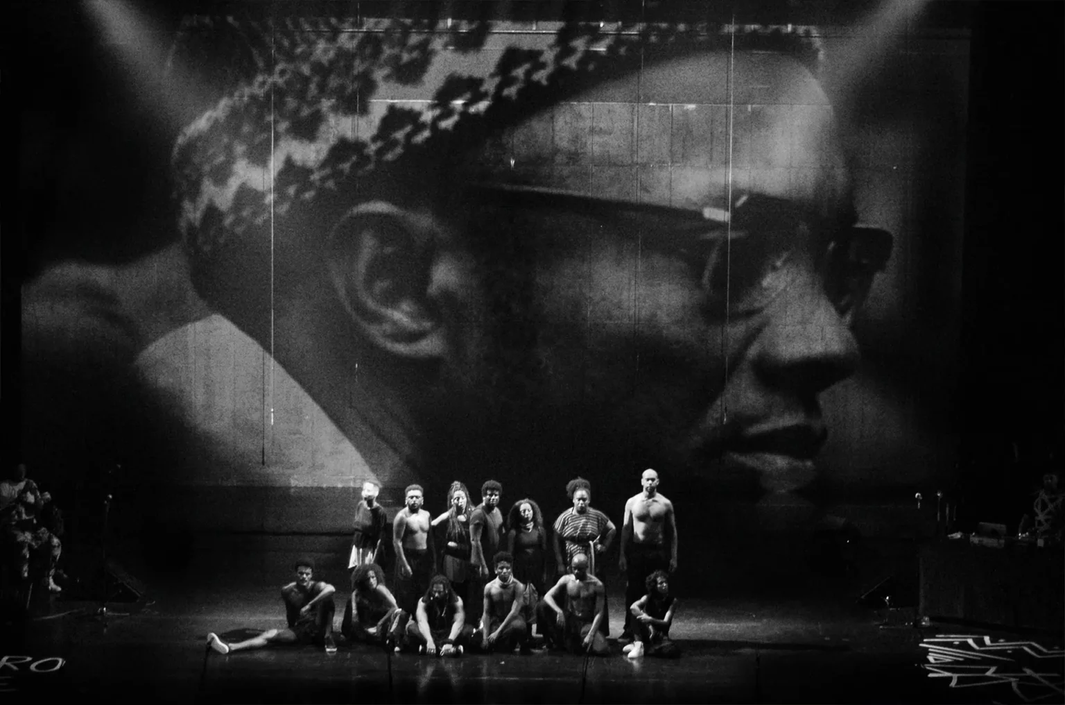 Portrait d’Amílcar Cabral et la troupe de A Missão em Fragmentos : 12 cenas de descolonização em legítima defesa, Coletivo Legítima Defesa, Mostra Internacional de Teatro de São Paulo – MITsp, 2017. Photo : Cristina Maranhão.