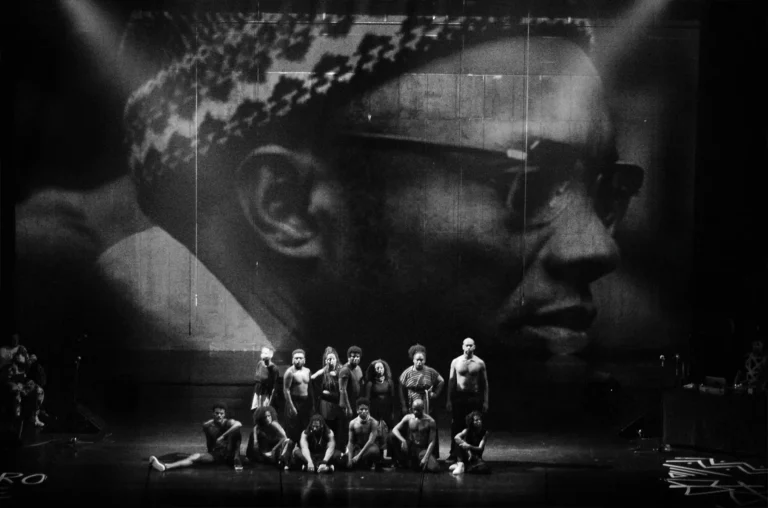 Portrait d’Amílcar Cabral et la troupe de A Missão em Fragmentos : 12 cenas de descolonização em legítima defesa, Coletivo Legítima Defesa, Mostra Internacional de Teatro de São Paulo – MITsp, 2017. Photo : Cristina Maranhão.