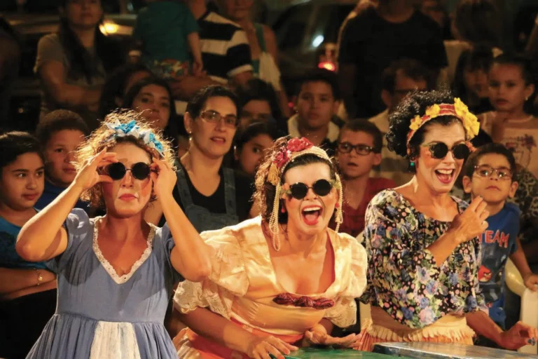 Cris Campos, Gisele Vasconcelos et Renata Figueiredo dans A Carroça é nossa, Grupo Xama Teatro, SESC Palco Giratório (Currais Novos, Rio Grande do Norte), 2016. Photo : Daniel Torres.