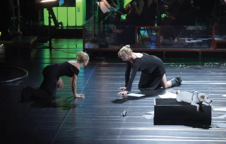 Sarah Maria Sun, Olivia Vermeulen + la chienne Cheeky dans Kein Licht de Philippe Manoury, mise en scène Nicolas Stemann, Opéra Comique, 2017. Photo Vincent Pontet.