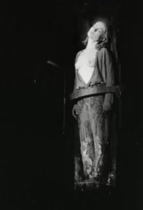Isabelle Huppert, dans Jeanne d’Arc au bûcher d’Arthur Honegger, mise en scène de Claude Régy, Opéra Bastille, 1992. Photo Jacquelin.