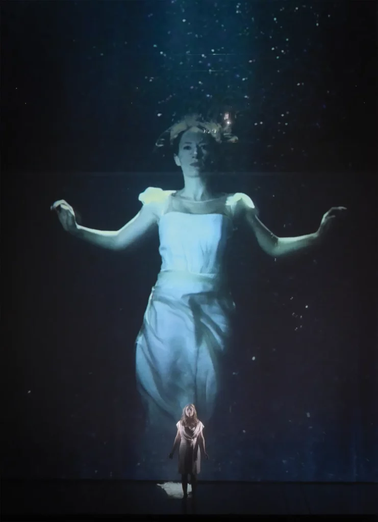 Sabine Devieilhe dans le rôle d’Ophélie dans Hamlet d’Ambroise Thomas, mise en scène de Cyril Teste, conception vidéo Nicolas Dorémus, Mehdi Toutain-
Lopez, Opéra Comique, 2018. Photo Vincent Pontet.