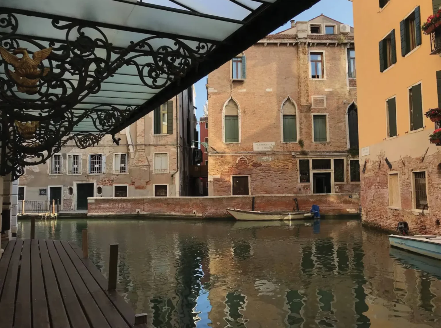 Le Théâtre de la Fenice de Venise, entrée par le canal. Photo DR.