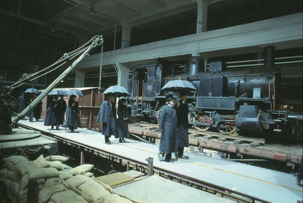 Gli ultimi giorni DELL’UMANITÀ (Die letzten tage der Menschheit) de Karl Kraus, mise en scène Luca Ronconi, Ex Sala Presse Lingotto, le 29 novembre 1990, Torino. Photo Tommaso Le Pera, Courtesy Fondazione del Teatro Stabile di Torino – Centro Studi.