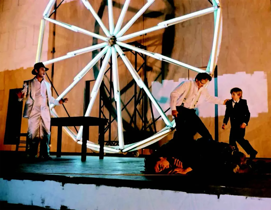 Nâzim Boudjenah, au sol Thomas Matalou, derrière Bruno Sermonne, en alternance Albert Killy (le jeune garçon) dans LES VAINQUEURS, texte et mise en scène Olivier Py, CDN Orléans, 2004. Photo Alain Fonteray.