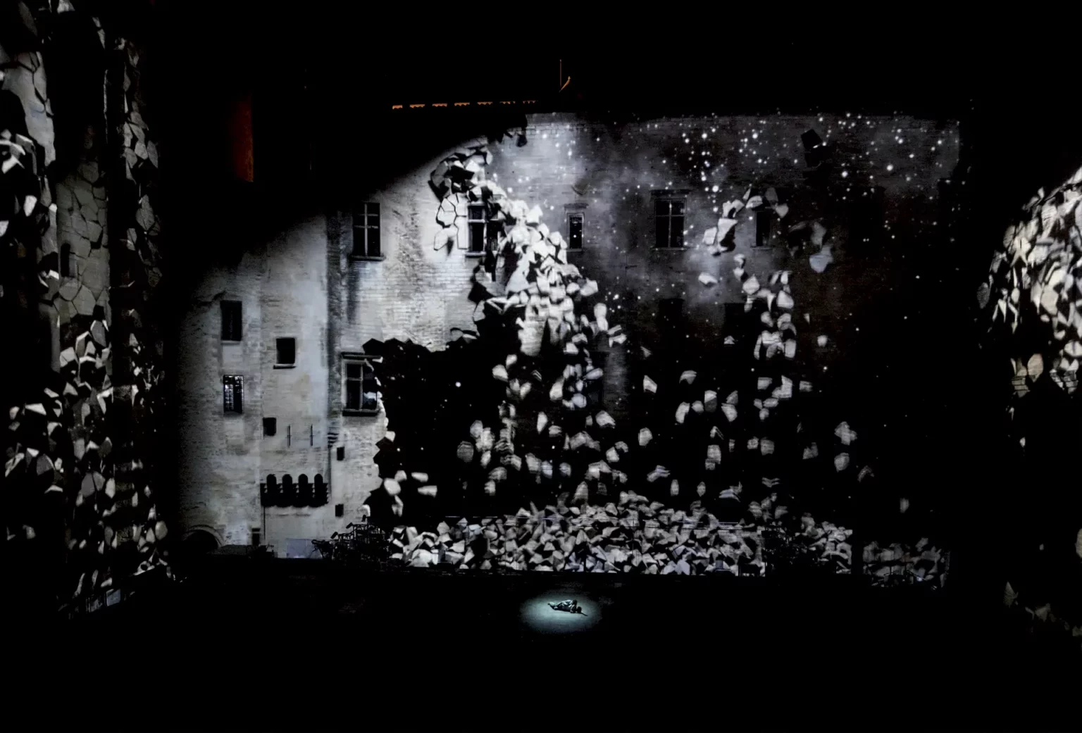 L’effondrement virtuel du Palais à la fin du MAÎTRE ET MARGUERITE de Mikhaïl Boulgakov, mise en scène Simon McBurney / Complicite, dans la Cour d’honneur du Palais des Papes, Festival d’Avignon 2012. Photo Christophe Raynaud de Lage / Festivel d’Avignon.