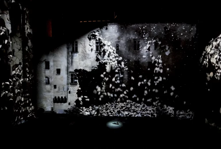 L’effondrement virtuel du Palais à la fin du MAÎTRE ET MARGUERITE de Mikhaïl Boulgakov, mise en scène Simon McBurney / Complicite, dans la Cour d’honneur du Palais des Papes, Festival d’Avignon 2012. Photo Christophe Raynaud de Lage / Festivel d’Avignon.