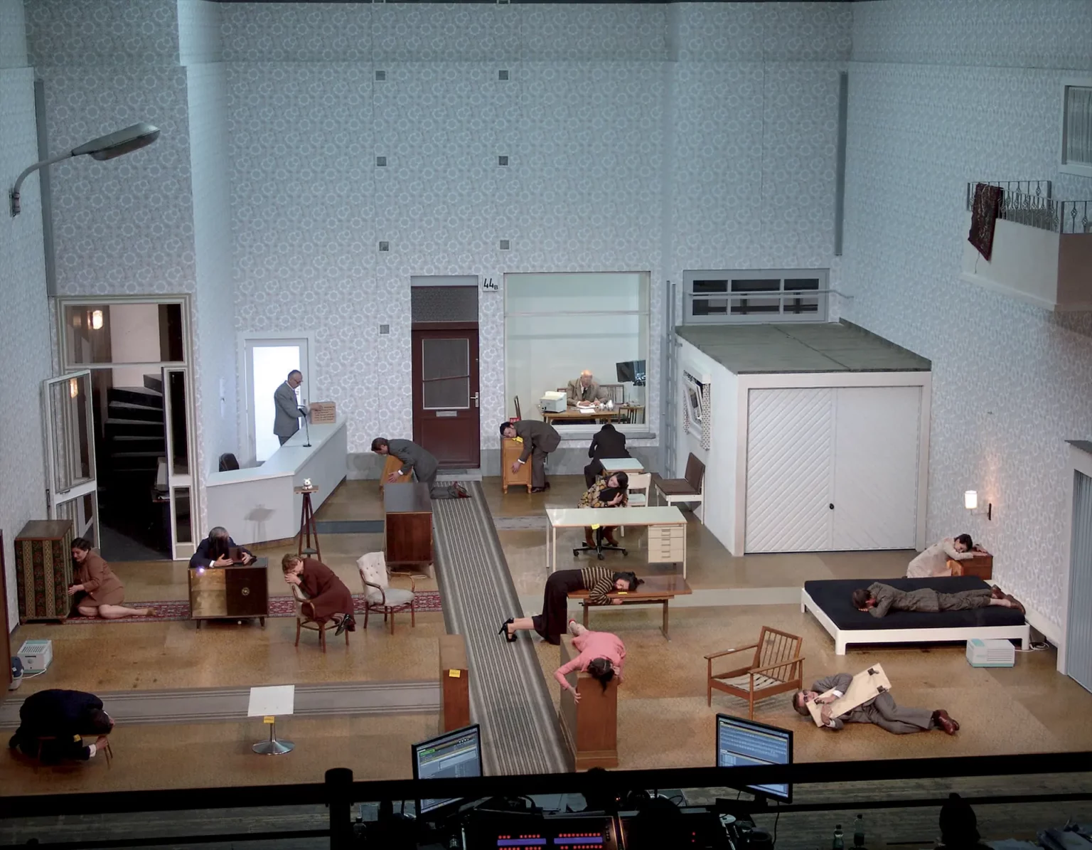 RIESENBUTZBACH. EINE DAUERKOLONIE (Riesenbutzbach, une colonie permanente) mise en scène Christoph Marthaler, 2009. Photo de filage Blanka Radoczy.