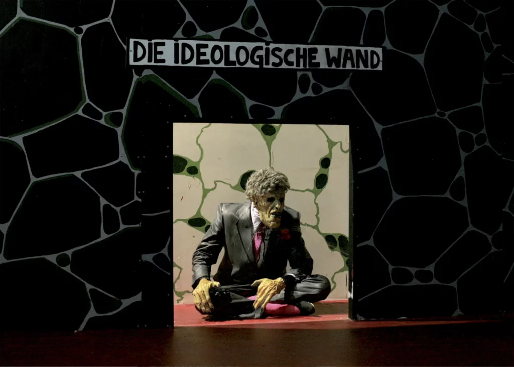 12-Spartenhaus (Maison des 12 disciplines artistiques) d’après UN ENNEMI DU PEUPLE de Henrik Ibsen, mise en scène Vegard Vinge, Ida Müller et Trond Reinholdtsen, Prater, lieu expérimental de la Volksbühne, 2013. Photo William Minke.