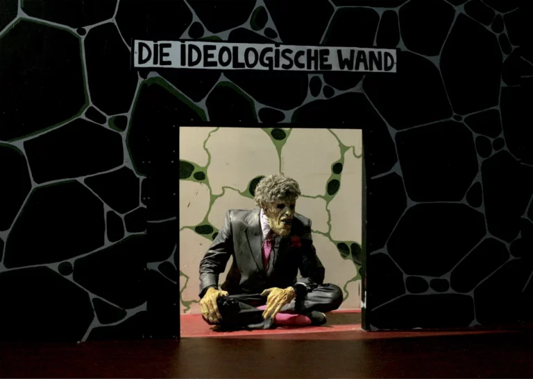 12-Spartenhaus (Maison des 12 disciplines artistiques) d’après UN ENNEMI DU PEUPLE de Henrik Ibsen, mise en scène Vegard Vinge, Ida Müller et Trond Reinholdtsen, Prater, lieu expérimental de la Volksbühne, 2013. Photo William Minke.